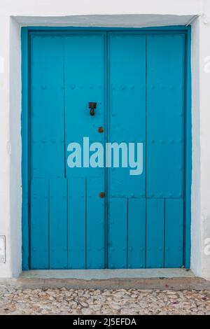 Porte rustique bleue avec porte noire à Frigiliana. Malaga, Andalousie, Espagne Banque D'Images