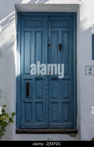 Porte rustique bleue avec knock noir et lettre goutte à Frigiliana. Malaga, Andalousie, Espagne Banque D'Images