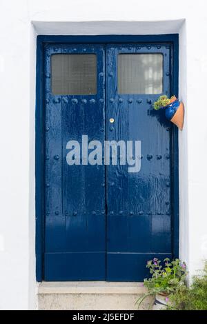 Belle porte bleue avec clous et plantes à Frigiliana. Malaga, Andalousie, Espagne Banque D'Images