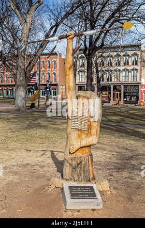 Las Vegas, Nouveau-Mexique - « Cry to the Ages », une sculpture de Christopher Branchal sur la place centrale historique. La piste historique de Santa Fe a traversé Banque D'Images