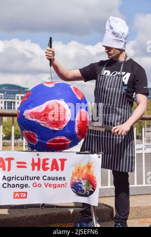 Londres, Angleterre, Royaume-Uni. 22nd avril 2022. Les activistes PETA ont organisé un « barbecue » le jour de la Terre à la South Bank de Londres, avec un « chef » qui « cuisinait » une Terre modèle avec des « continents de la nourriture », pour souligner comment la consommation de viande détruit la planète et pour encourager tout le monde à aller végétalien. (Credit image: © Vuk Valcic/ZUMA Press Wire) Credit: ZUMA Press, Inc./Alamy Live News Banque D'Images