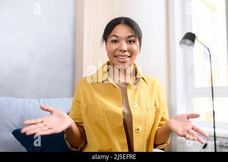 Heureux de À plus. Chat vidéo avec une heureuse femme afro-américaine au loin, charmante dame qui vous fait la main, saluant un interlocuteur virtuel, une femme enregistrant de la vidéo, se présentant Banque D'Images