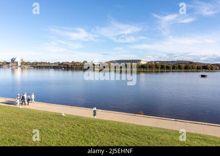 Bibliothèque nationale sur les rives du lac Burley Griffin à Canberra, TERRITOIRE DE LA CAPITALE AUSTRALIENNE, Australie Banque D'Images