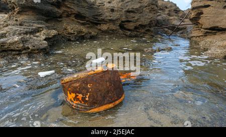 Vieux débris de métal rouillé et de polystyrène jetés sur l'écosystème de l'eau de mer, dommages à la pollution de la nature Banque D'Images