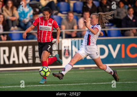 ALKMAAR, PAYS-BAS - AVRIL 22 : Naomi Pattiwael de PSV Eindhoven, Camie mol de VV Alkmaar pendant le match de la Dutch Pure Energie Woman Eredivisie entre VV Alkmaar et PSV au Sportpark Robonsbossweg le 22 avril 2022 à Alkmaar, pays-Bas (photo de Kees Kuijt/Orange Pictures) Banque D'Images