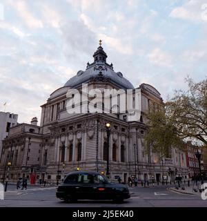 Londres, Grand Londres, Angleterre, avril 13 2022 : passe de taxi devant le Methodist Central Hall de Westminster, une église et un centre de conférence accueillant Banque D'Images