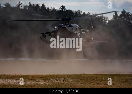 Pologne. 4th avril 2022. Un hélicoptère UH-60 Blackhawk du 1-214th Bataillon de l'aviation générale de combat, 12th Brigade de l'aviation de combat atterrit en territoire hostile simulé lors d'un exercice de récupération du personnel dans la zone d'entraînement de Nowa Deba, Pologne, le 4 avril 2022. Cet exercice, ainsi que d'autres, renforce notre interopérabilité avec nos alliés et partenaires de l'OTAN et renforce les relations régionales que nous avons développées. 2 L'ACR compte parmi les autres unités affectées au V corps, le Forward Deployed corps des États-Unis en Europe, qui travaille aux côtés des alliés de l'OTAN et des partenaires de sécurité régionaux pour fournir la zone de combat Banque D'Images