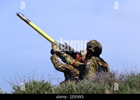 Croatie. 8th avril 2022. (De gauche à droite) sergent d'état-major de l'armée américaine. Surya Laller, 5th Bataillon, 4th Régiment d'artillerie de défense aérienne, capitaine de l'armée américaine Mitchel Hess, 173rd Brigade aéroportée et armée croate 2nd lt. Jure Brkic, Croate Air Defense Regiment, a incendié un FIM-92 Stinger dans le cadre de l'exercice Shield 22, le 8 avril 2022 à Pula, Croatie. L'exercice Shield est un exercice annuel de défense aérienne croate qui vise à renforcer l'exécution des tâches de défense aérienne contre des cibles mobiles à basse et moyenne altitude. Au cours de l'exercice, la Brigade aéroportée 173rd et le Régiment de défense aérienne croate joi Banque D'Images