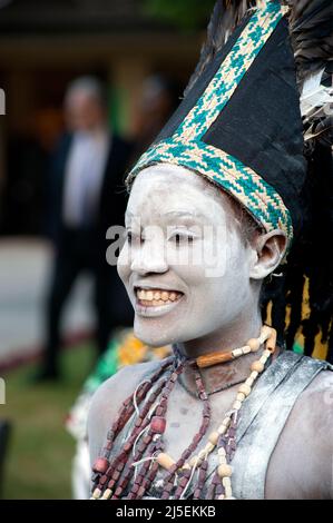 Danseuse tanzanienne en costume traditionnel qui se présente pour la première du tour royal de Tanzanie. Banque D'Images