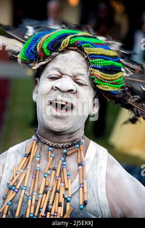 Danseuse tanzanienne en costume traditionnel qui se présente pour la première du tour royal de Tanzanie. Banque D'Images