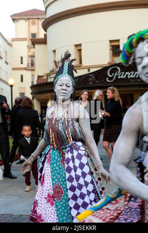 Danseuse tanzanienne en costume traditionnel qui se présente pour la première de la côte ouest de la Tanzanie le tour royal au lot Paramount Studios à Hollywood, CA Banque D'Images