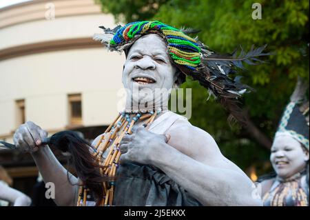 Danseuse tanzanienne en costume traditionnel qui se présente pour la première du tour royal de Tanzanie Banque D'Images