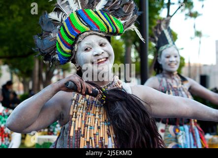 Danseuse tanzanienne en costume traditionnel qui se présente pour la première du tour royal de Tanzanie. Banque D'Images