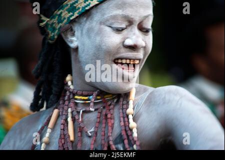 Danseuse tanzanienne en costume traditionnel qui se présente à la première du documentaire PBS « Tanzania the Royal Tour » avec le président Samia Suluhu. Banque D'Images