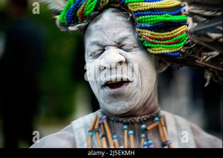 Danseuse tanzanienne en costume traditionnel qui se présente pour la première du tour royal de Tanzanie. Banque D'Images