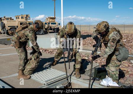 Trois membres de la force d’intervention tactique de l’escadron 341st des opérations de sécurité des missiles ont sécurisé une installation de lancement au cours d’un exercice d’entraînement le 19 avril 2022, près de la base aérienne de Malmstrom, en montagne. Le rôle de la FRT dans cet exercice était de fournir un soutien aux défenseurs de l’escadron 841st des forces de sécurité des missiles déjà sur place. L’exercice visait à mettre à l’épreuve le travail d’équipe de tout le personnel et sa connaissance des politiques et des procédures. (É.-U. Photo de la Force aérienne par Airman 1st classe Elijah Van Zandt) Banque D'Images