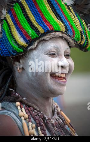 Danseuse tanzanienne en costume traditionnel qui se présente à la première du documentaire PBS « Tanzania the Royal Tour » avec le président Samia Suluhu. Banque D'Images