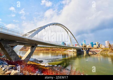 Le légendaire pont Walterdale, qui traverse la rivière Saskatchewan, mène au centre-ville d'Edmonton, en Alberta, au Canada. Banque D'Images