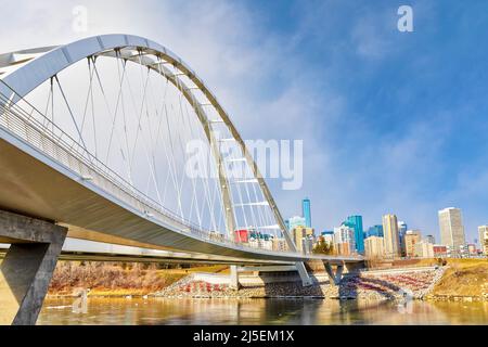 Le légendaire pont Walterdale, qui traverse la rivière Saskatchewan, mène au centre-ville d'Edmonton, en Alberta, au Canada. Banque D'Images