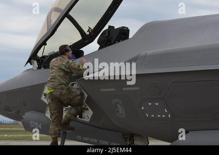 Le chef d'équipage du US Air Force, l'Airman Lucas Peterson, 4th Fighter Generation Squadron, Hill Air Force base (Utah), inspecte l'intérieur d'un poste de pilotage F-35A Lightning II à la base aérienne de Tyndall (Floride), le 24 mars 2022. Des escadrons de diverses bases sont venus à Tyndall pour participer au Programme d'évaluation du système d'armes est 22,06, un exercice conçu pour tester les armes à feu vivantes air-air et air-sol. (É.-U. Photo de la Force aérienne par le sergent d'état-major. Cheyenne Lewis) Banque D'Images