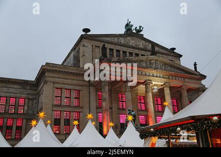 Konzerthaus et les étoiles du marché de Noël - Berlin, Allemagne Banque D'Images