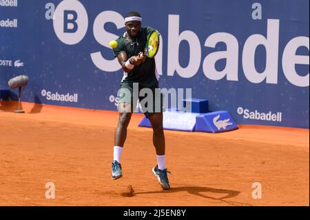 Barcelone, Espagne. 22nd avril 2022. BARCELONE, ESPAGNE - AVRIL 22: Frances Tiafoe des États-Unis dans son match contre Felix Auger Aliassime du Canada pendant l'Open de Barcelone Banc Sabadell, Trophée Conde de Godo au Real Club de Tenis Barcelone le 22 avril 2022 à Barcelone, Espagne (photo de Gerard Franco/Orange Pictures) crédit: Orange pics BV/Alay Live News Banque D'Images