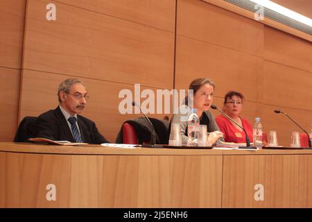 Conférence AIVI avec Isabelle Aubry 'quelle différence entre le viol et l'inceste ?' Avec Maître Catherine Brault avocat, Gilbert Vila pédopsychiatrie Banque D'Images