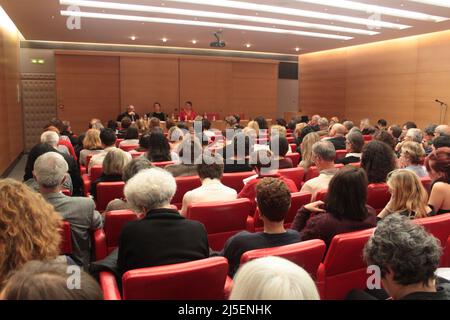 Conférence AIVI avec Isabelle Aubry 'quelle différence entre le viol et l'inceste ?' Avec Maître Catherine Brault avocat, Gilbert Vila pédopsychiatrie Banque D'Images