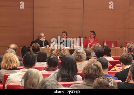 Conférence AIVI avec Isabelle Aubry 'quelle différence entre le viol et l'inceste ?' Avec Maître Catherine Brault avocat, Gilbert Vila pédopsychiatrie Banque D'Images