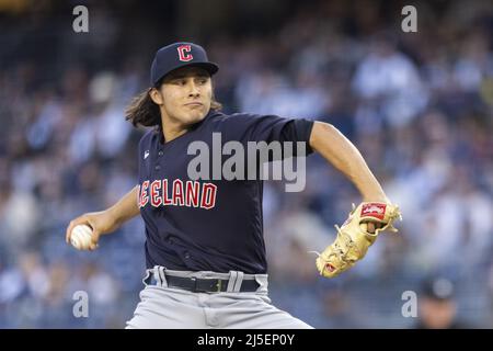 Bronx, États-Unis. 22nd avril 2022. Cleveland Guardians départ lanceur Eli Morgan lance dans le premier repas contre les New York Yankees au Yankee Stadium le vendredi 22 avril 2022 à New York City. Photo de Corey Sipkin/UPI crédit: UPI/Alay Live News Banque D'Images