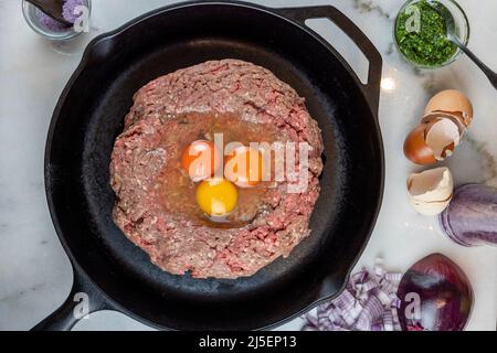 Pain de viande préparé avec trois egss et épices à rôtir au four Banque D'Images