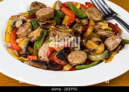 poivrons italiens doux et poivrons sautés sur du riz blanc mélangé avec des tomates en dés Banque D'Images