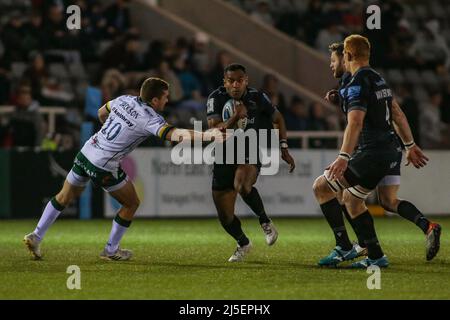 Newcastle, Royaume-Uni. 22nd avril 2022. George Wacokecoke de Newcastle prend Paddy Jackson de London Irish lors du match de rugby Gallagher Premiership entre Newcastle Falcons et London Irish au Kingston Park Stadium, Newcastle, Royaume-Uni, le 22 avril 2022. Photo de Simon Hall. Utilisation éditoriale uniquement, licence requise pour une utilisation commerciale. Aucune utilisation dans les Paris, les jeux ou les publications d'un seul club/ligue/joueur. Crédit: UK Sports pics Ltd/Alay Live News crédit: UK Sports pics Ltd/Alay Live News Banque D'Images