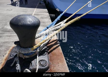 Borne d'amarrage avec lignes d'amarrage attachées à un bateau de croisière sur l'océan Banque D'Images