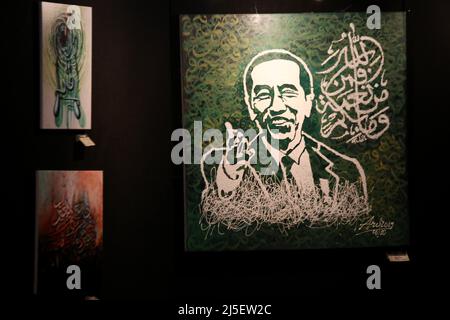 Jakarta, Indonésie. 22nd avril 2022. Portrait du président de la République d'Indonésie Joko Widodo dans une peinture d'art contemporain de calligraphie à l'exposition internationale d'art contemporain de calligraphie 'le pouvoir du Coran' qui s'est tenue au Centre islamique de Jakarta, dans le nord de Jakarta. L'exposition, Organisé par le Centre d'études islamiques et de développement de Jakarta, il devrait être en mesure de remplir l'alphabétisation visuelle, notamment da'wah et syiar à travers l'art. cette exposition a été suivie par 102 artistes calligraphiques de 25 pays et peut également être appréciée virtuellement avec une approche interactive 3D Banque D'Images