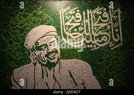 Jakarta, Indonésie. 22nd avril 2022. Portrait de Habib Riziq, le leader du Front islamique des défenseurs de la calligraphie d'art contemporain à l'exposition internationale d'art contemporain de calligraphie 'le pouvoir du Coran' qui s'est tenue au Centre islamique de Jakarta, dans le nord de Jakarta. L'exposition, Organisé par le Centre d'études islamiques et de développement de Jakarta, il devrait être en mesure de remplir l'alphabétisation visuelle, notamment da'wah et syiar à travers l'art. cette exposition a été suivie par 102 artistes calligraphiques de 25 pays et peut également être appréciée virtuellement avec une approche interactive 3D. (PH Banque D'Images