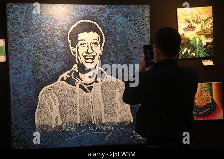 Jakarta, Indonésie. 22nd avril 2022. Portrait de Mark Zuckerberg dans une peinture d'art contemporain de calligraphie à l'exposition internationale d'art contemporain de calligraphie 'le pouvoir de Quran' qui s'est tenue au Centre islamique de Jakarta, dans le nord de Jakarta. L'exposition, Organisé par le Centre d'études islamiques et de développement de Jakarta, il devrait être en mesure de remplir l'alphabétisation visuelle, notamment da'wah et syiar à travers l'art. cette exposition a été suivie par 102 artistes calligraphiques de 25 pays et peut également être appréciée virtuellement avec une approche interactive 3D. (Photo par Kuncoro Widyo Rumpoko/Pacif Banque D'Images