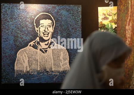 Jakarta, Indonésie. 22nd avril 2022. Portrait de Mark Zuckerberg dans une peinture d'art contemporain de calligraphie à l'exposition internationale d'art contemporain de calligraphie 'le pouvoir de Quran' qui s'est tenue au Centre islamique de Jakarta, dans le nord de Jakarta. L'exposition, Organisé par le Centre d'études islamiques et de développement de Jakarta, il devrait être en mesure de remplir l'alphabétisation visuelle, notamment da'wah et syiar à travers l'art. cette exposition a été suivie par 102 artistes calligraphiques de 25 pays et peut également être appréciée virtuellement avec une approche interactive 3D. (Photo par Kuncoro Widyo Rumpoko/Pacif Banque D'Images