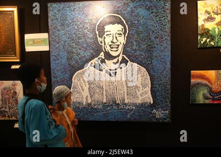 Jakarta, Indonésie. 22nd avril 2022. Portrait de Mark Zuckerberg dans une peinture d'art contemporain de calligraphie à l'exposition internationale d'art contemporain de calligraphie 'le pouvoir de Quran' qui s'est tenue au Centre islamique de Jakarta, dans le nord de Jakarta. L'exposition, Organisé par le Centre d'études islamiques et de développement de Jakarta, il devrait être en mesure de remplir l'alphabétisation visuelle, notamment da'wah et syiar à travers l'art. cette exposition a été suivie par 102 artistes calligraphiques de 25 pays et peut également être appréciée virtuellement avec une approche interactive 3D. (Photo par Kuncoro Widyo Rumpoko/Pacif Banque D'Images