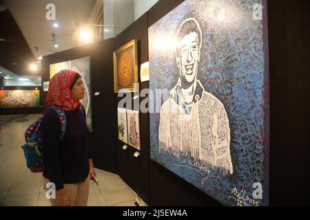 Jakarta, Indonésie. 22nd avril 2022. Portrait de Mark Zuckerberg dans une peinture d'art contemporain de calligraphie à l'exposition internationale d'art contemporain de calligraphie 'le pouvoir de Quran' qui s'est tenue au Centre islamique de Jakarta, dans le nord de Jakarta. L'exposition, Organisé par le Centre d'études islamiques et de développement de Jakarta, il devrait être en mesure de remplir l'alphabétisation visuelle, notamment da'wah et syiar à travers l'art. cette exposition a été suivie par 102 artistes calligraphiques de 25 pays et peut également être appréciée virtuellement avec une approche interactive 3D. (Photo par Kuncoro Widyo Rumpoko/Pacif Banque D'Images