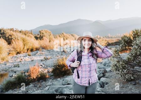 Jeune femme voyageur célibataire avec un sac à dos, faisant trekking pour explorer la nature. Randonnée en une seule personne Banque D'Images