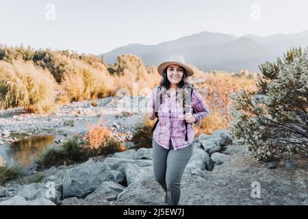 Jeune femme voyageur célibataire avec un sac à dos, faisant trekking pour explorer la nature. Randonnée en une seule personne Banque D'Images