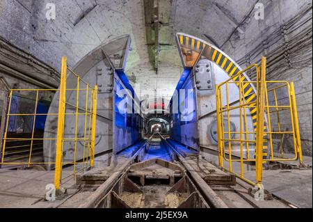 Déchargeur de voiture de mine. Dispositif de déchargement du minerai du train de la mine de fret Banque D'Images