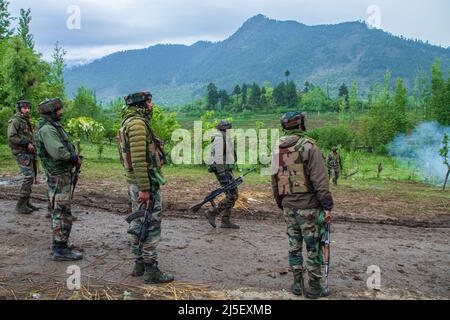 Cachemire, Inde. 21st avril 2022. Les forces indiennes restent vigilantes près du site de combat par balle dans la région de Malwah, dans le district de Baramulla, au Cachemire du Nord. Les forces indiennes ont tué le haut commandant militant Yousuf Kantroo parmi trois dans une bataille de 40 heures de longue dans le district de Baramulla au Cachemire du Nord, il s'agissait de la plus longue fusillade de l'année dans le Cachemire administré par l'Inde, a déclaré les responsables. (Photo de Faisal Bashir/SOPA Images/Sipa USA) crédit: SIPA USA/Alay Live News Banque D'Images