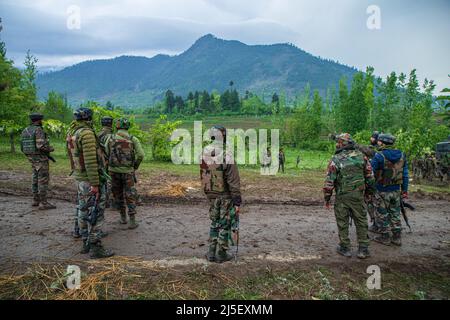 Cachemire, Inde. 21st avril 2022. Les forces indiennes restent vigilantes près du site de combat par balle dans la région de Malwah, dans le district de Baramulla, au Cachemire du Nord. Les forces indiennes ont tué le haut commandant militant Yousuf Kantroo parmi trois dans une bataille de 40 heures de longue dans le district de Baramulla au Cachemire du Nord, il s'agissait de la plus longue fusillade de l'année dans le Cachemire administré par l'Inde, a déclaré les responsables. (Photo de Faisal Bashir/SOPA Images/Sipa USA) crédit: SIPA USA/Alay Live News Banque D'Images
