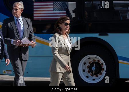 New York, NY - le 22 avril 2022 : la gouverneure Kathy Hochul arrive pour une annonce d'autobus électrique avec le président et chef de la direction de l'ATM, Janno Lieber, au dépôt Michael J. Quill Banque D'Images