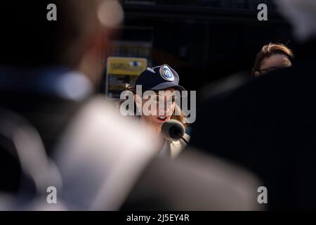 New York, NY - le 22 avril 2022 : la gouverneure Kathy Hochul parle lors d'une annonce d'autobus électrique avec le président et chef de la direction de l'ATM, Janno Lieber, au dépôt Michael J. Quill Banque D'Images