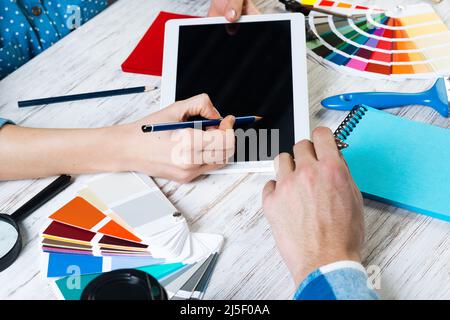 Concepteur Web choisissant des couleurs à partir de nuances Banque D'Images