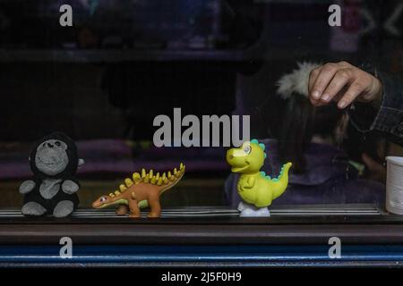 19 avril 2022, Kharkiv, Kharkivs''ka Oblast', Ukraine: Une mère emportant des jouets pour enfants dans une station de métro. Les citoyens de Kharkiv ont été contraints d’adopter une nouvelle vie sous terre dans les stations de métro, alors que la deuxième plus grande ville d’Ukraine est aujourd’hui confrontée à une menace constante de bombardements et de frappes aériennes russes. (Image de crédit : © Alex Chan TSZ Yuk/SOPA Images via ZUMA Press Wire) Banque D'Images