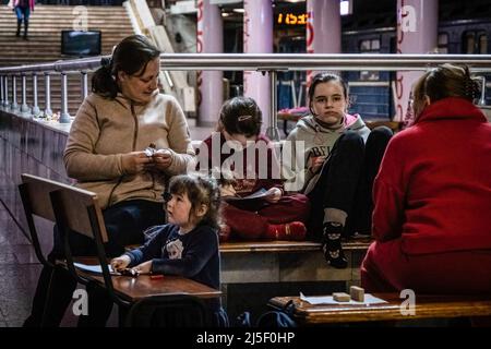 19 avril 2022, Kharkiv, Kharkivs''ka Oblast', Ukraine: Enfants peignant et jouant dans une station de métro. Les citoyens de Kharkiv ont été contraints d’adopter une nouvelle vie sous terre dans les stations de métro, alors que la deuxième plus grande ville d’Ukraine est aujourd’hui confrontée à une menace constante de bombardements et de frappes aériennes russes. (Image de crédit : © Alex Chan TSZ Yuk/SOPA Images via ZUMA Press Wire) Banque D'Images